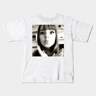 Girl with the big eyes Kids T-Shirt